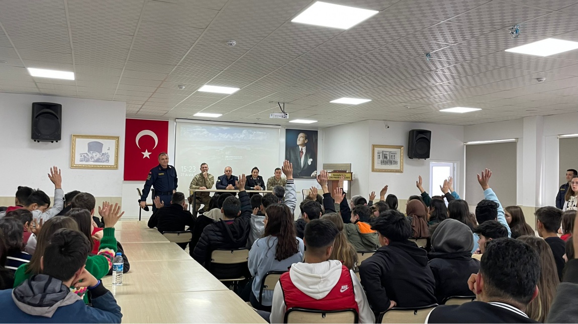 10,11 ve 12.sınıflarımıza kariyer planlama ile ilgili olarak Jandarma Kolluk Birimi tarafından seminer verilmiştir.